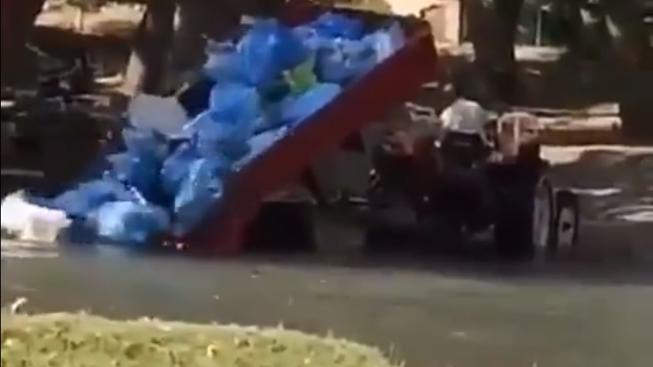 Poşet poşet çöpü dereye boca etti!