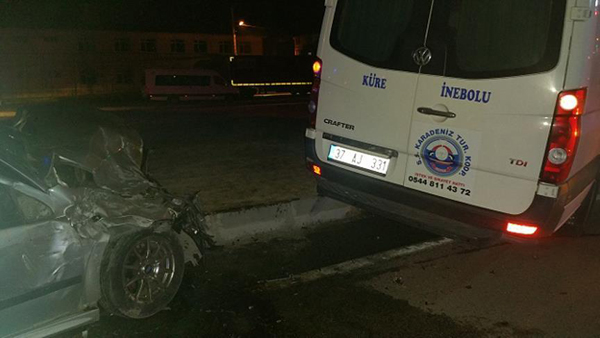 Çorum'da otomobille minibüs çarpıştı