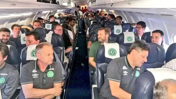 Futbol takımının yok olduğu kazadan şok fotoğraflar! Uçak paramparça olmuş...