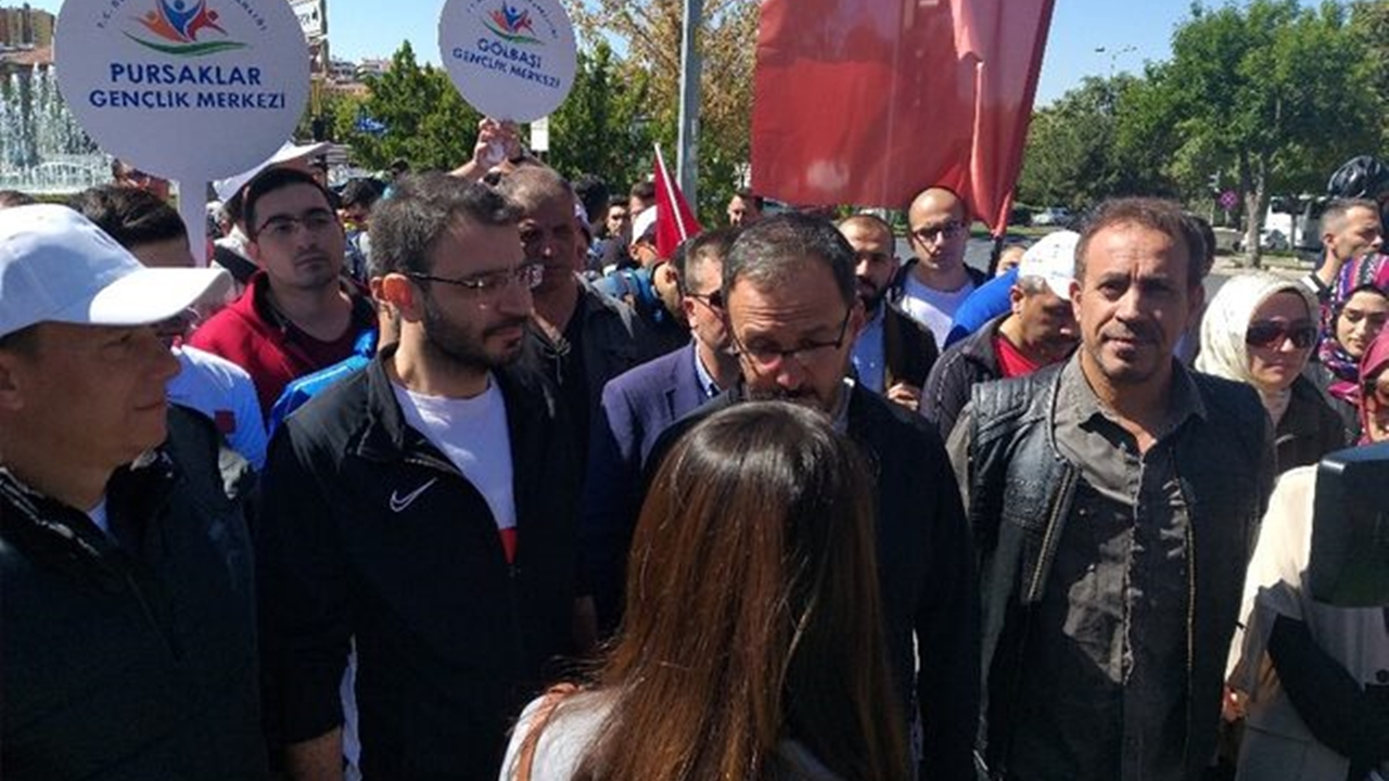 Bakan Kasapoğlu, gençlerle beraber yürüdü!