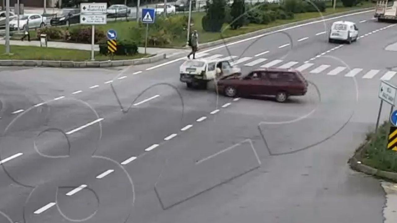 Otomobilin altında kalmaktan son anda kurtuldular!