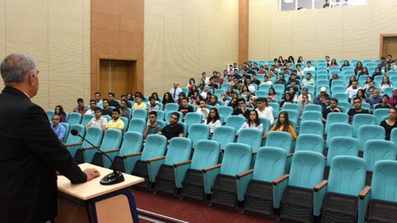 Adıyaman'da İlk dersi Rektör Prof. Dr. Mehmet Turgut verdi