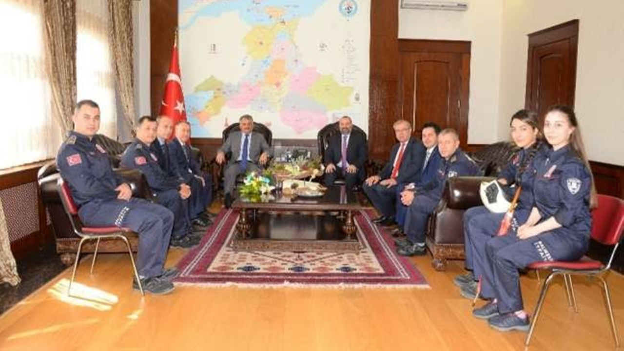 Balıkesir'de İtfaiyeciler Vali Ersin Yazıcı’yı ziyaret etti