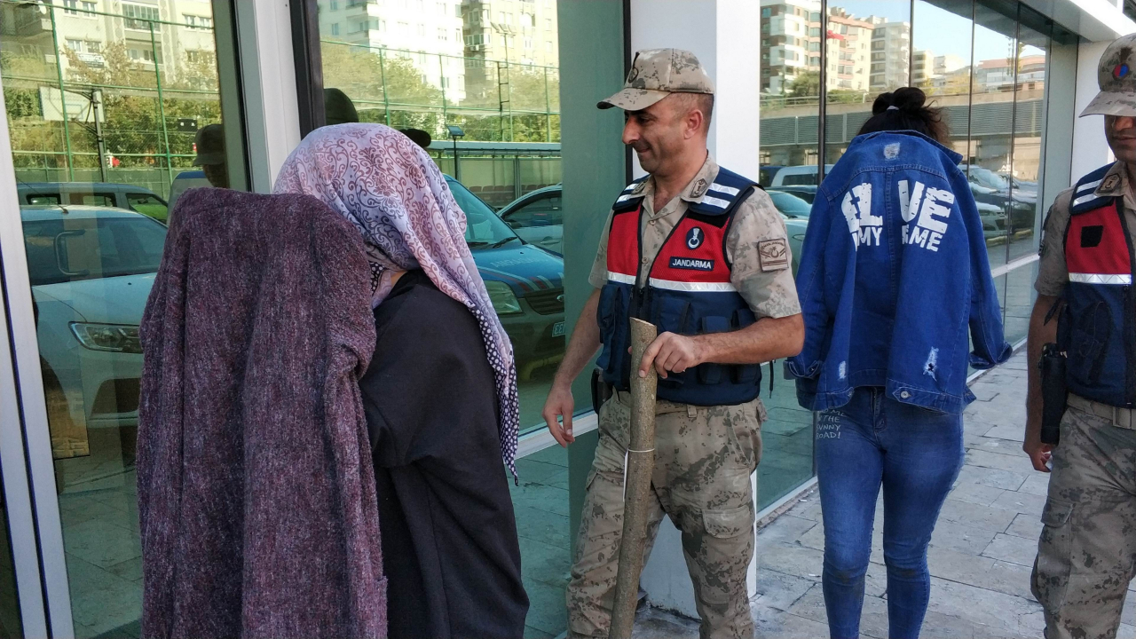 Amcalarını bıçaklayarak öldürdüler!