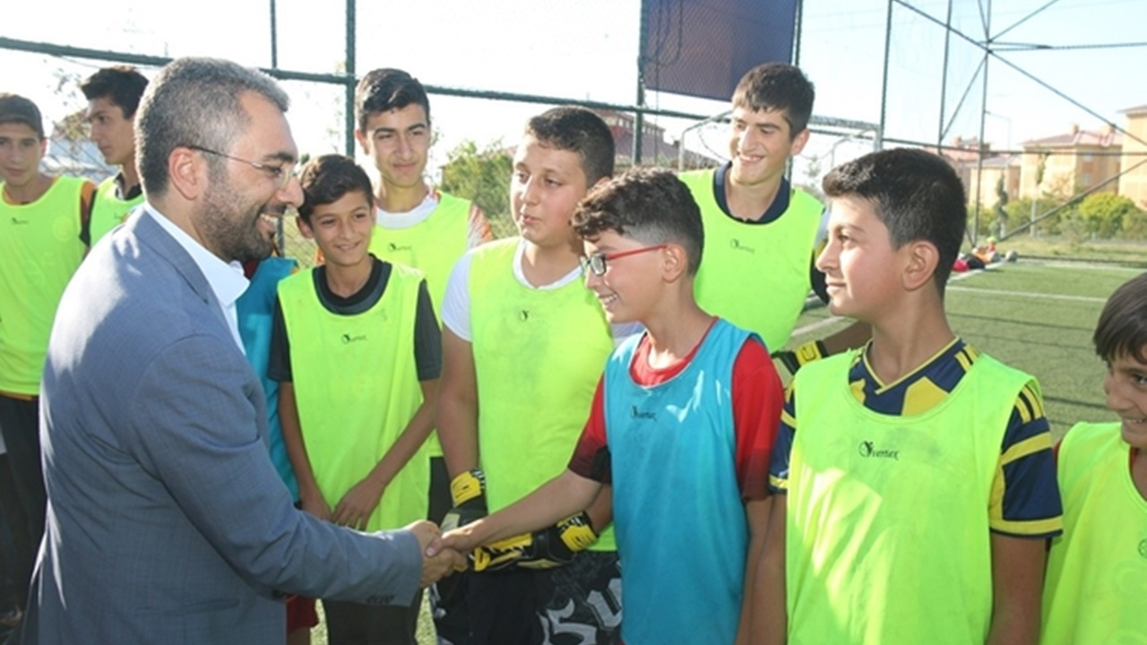 Van'da Başkan İsmail Say, futbol okulunda miniklerle buluştu
