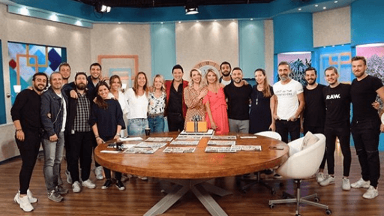 Cansu Canan Özgen'e stüdyoda sürpriz doğum günü!