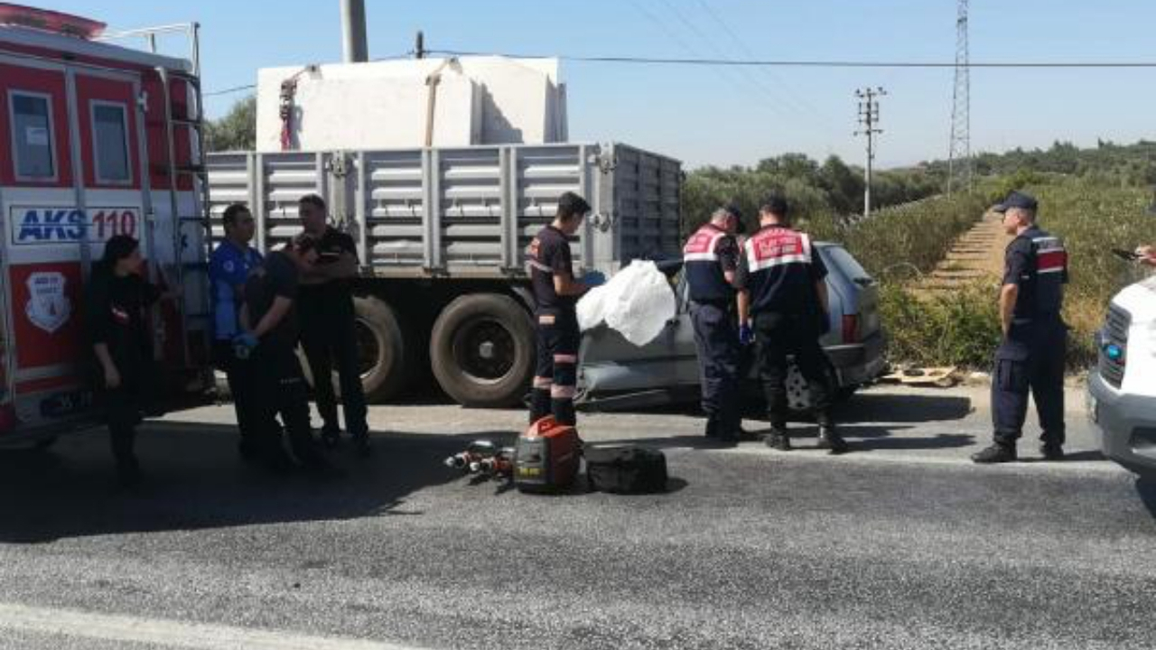 Emniyet şeridinde duran TIR'a çarptı!