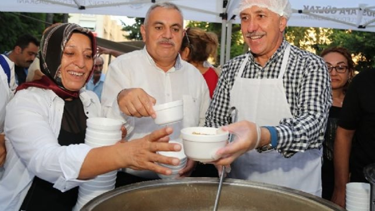 Mersin'de Başkan Muhammet Mustafa Gültak, Yoğurt Pazarında aşure dağıttı