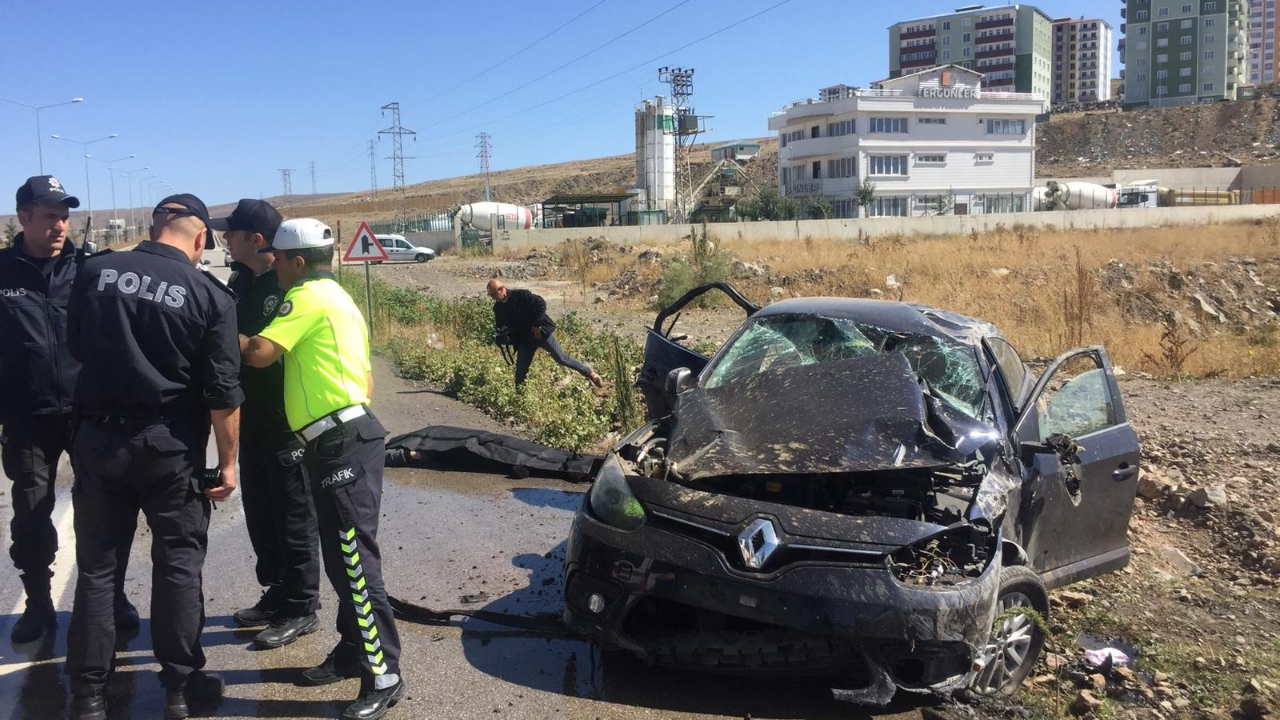 Eşini askere uğurladı, dönüş yolunda kaza geçirdi!