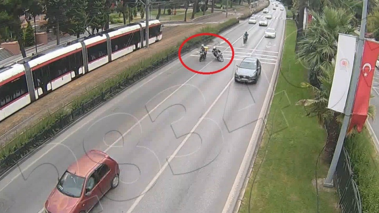 Trafikte sohbet ederken kaza yaptılar!