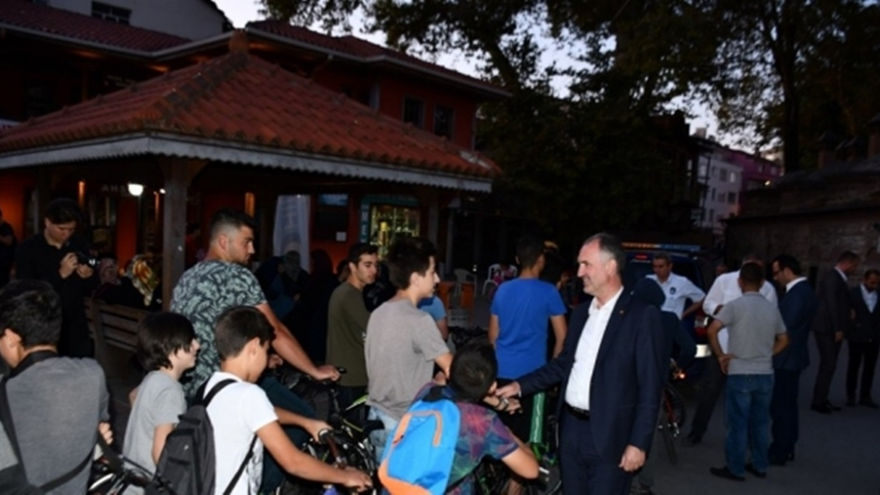 Bursa'da Başkan Alper Taban bisiklet sürücülerine kask hediye etti