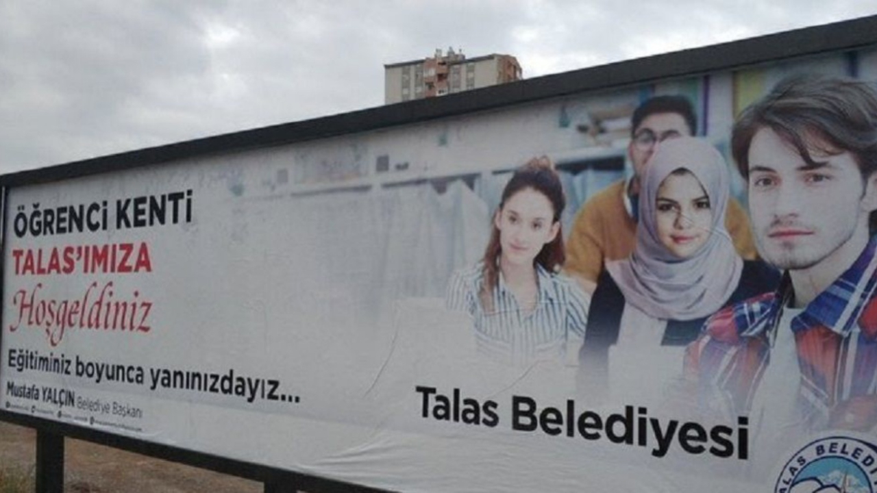 Belediye, Selena Gomez'e başörtüsü taktı!