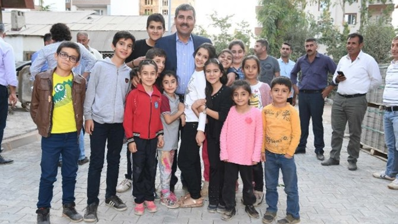 Muş'ta çocuklardan Başkan Feyat Asya’ya sevgi seli