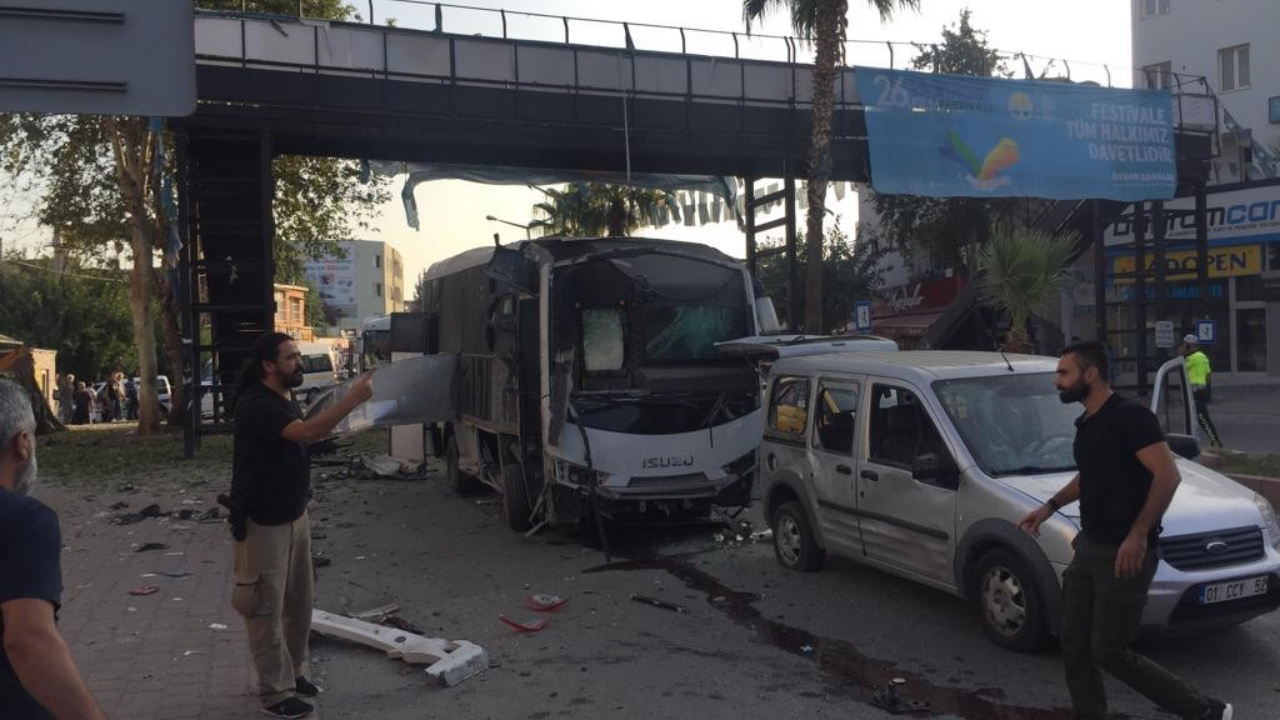 Adana'da polis servisine bombalı saldırı!