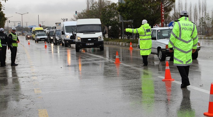 Sürücüler dikkat: Emniyet uyardı, yarın başlıyor!