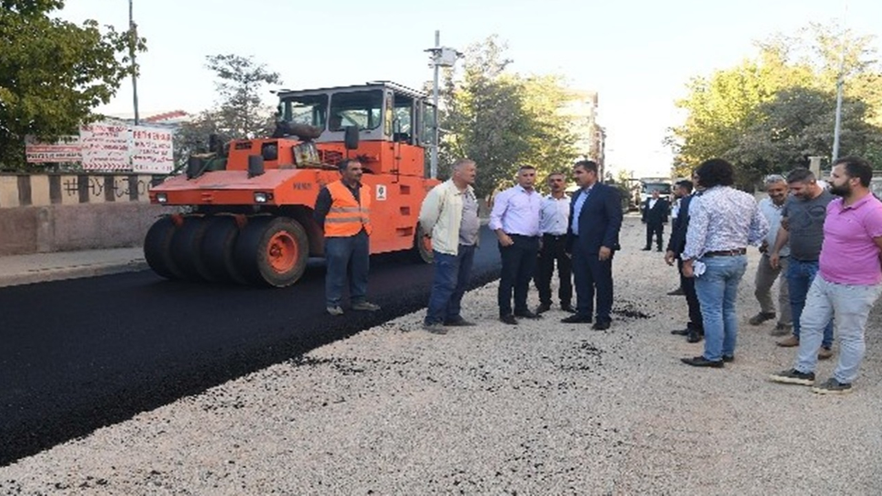 Muş'ta Başkan Feyat Asya işçilerle parke taşı döşedi