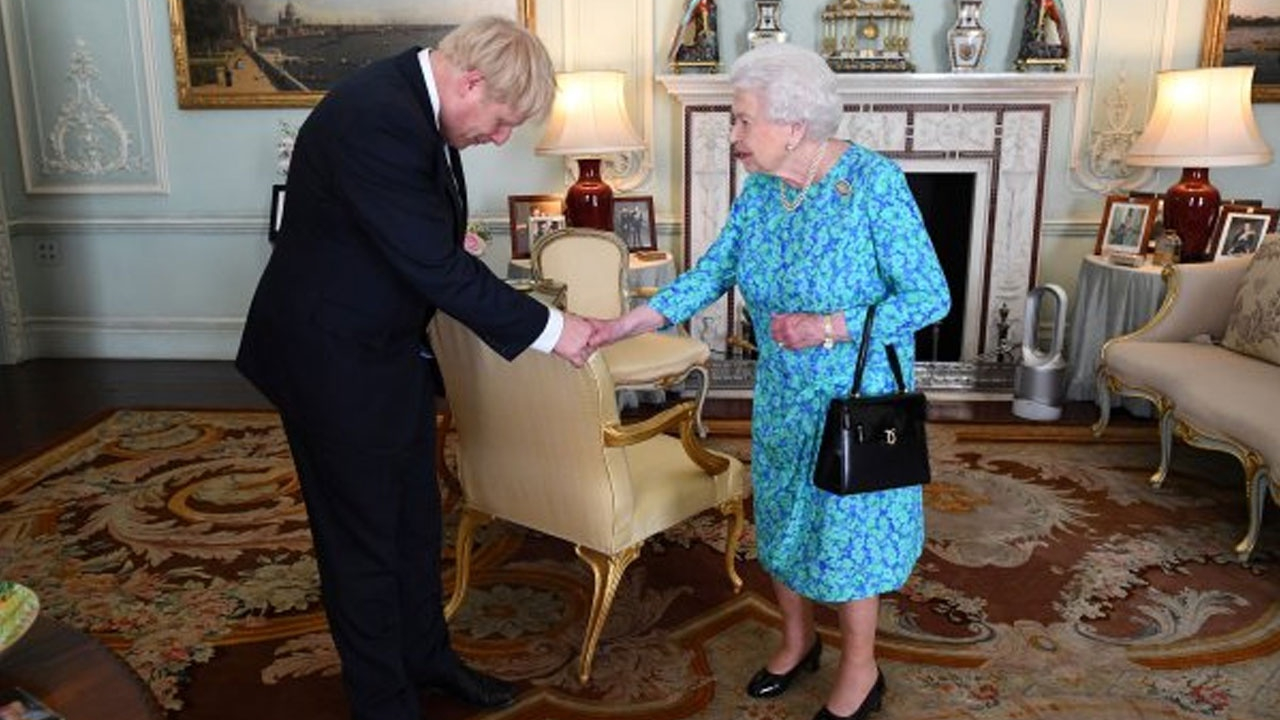 Johnson ve Kraliçe'ye kötü haber