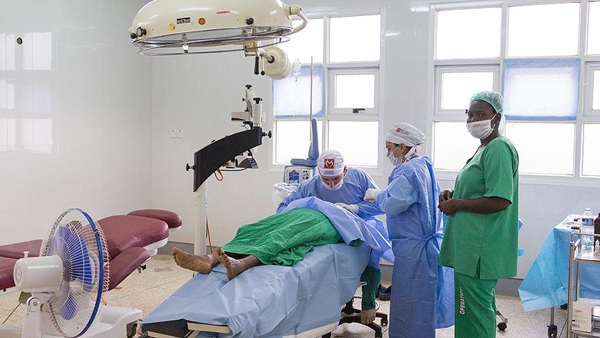 Yeryüzü Doktorları Uganda'da yüzlerce hastanın yüzünü güldürdü