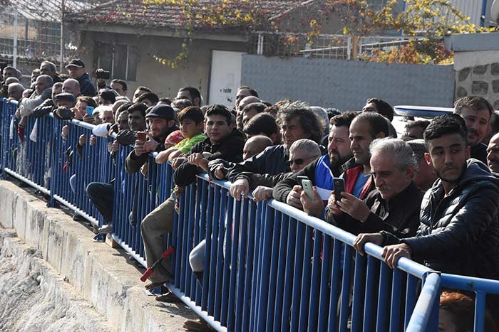 İzmir'de ceset izdihamı! Metrelerce kuyruk oluştu