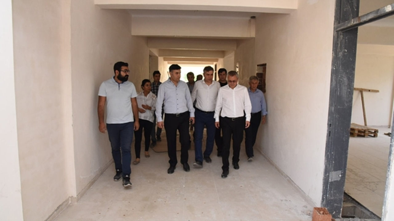 Manisa'da Vali Ahmet Deniz okul inşaatını inceledi