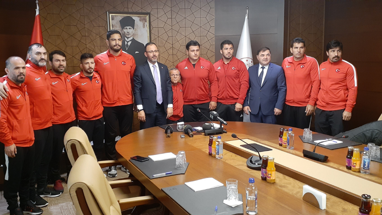 Bakan Kasapoğlu, Güreş Milli Takımı’nı kabul etti