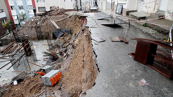 İzmir'de sağanak göçüğe yol açtı