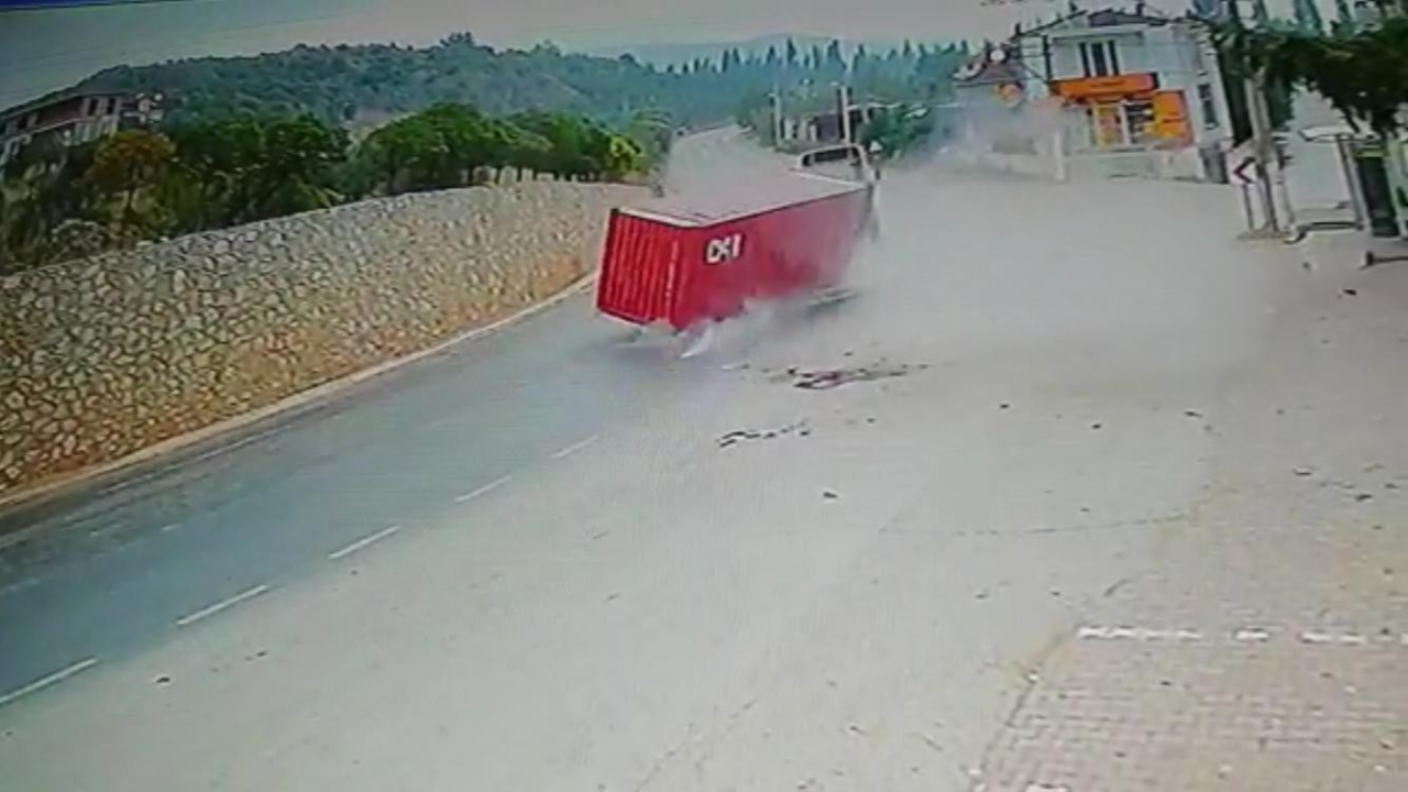 Tonlarca ağırlıktaki konteyner yola düştü!