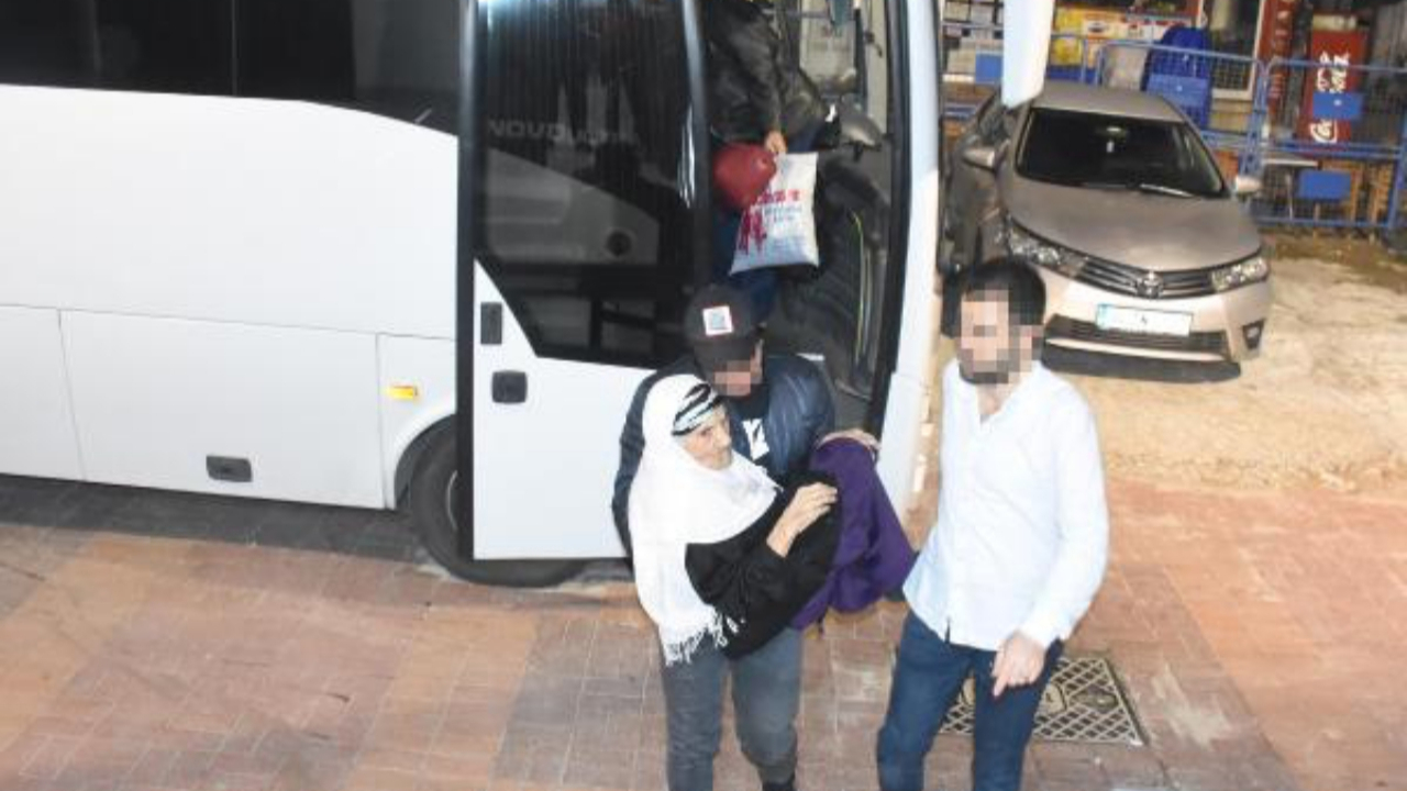 Polis, yaşlı göçmeni kucağında taşıdı!