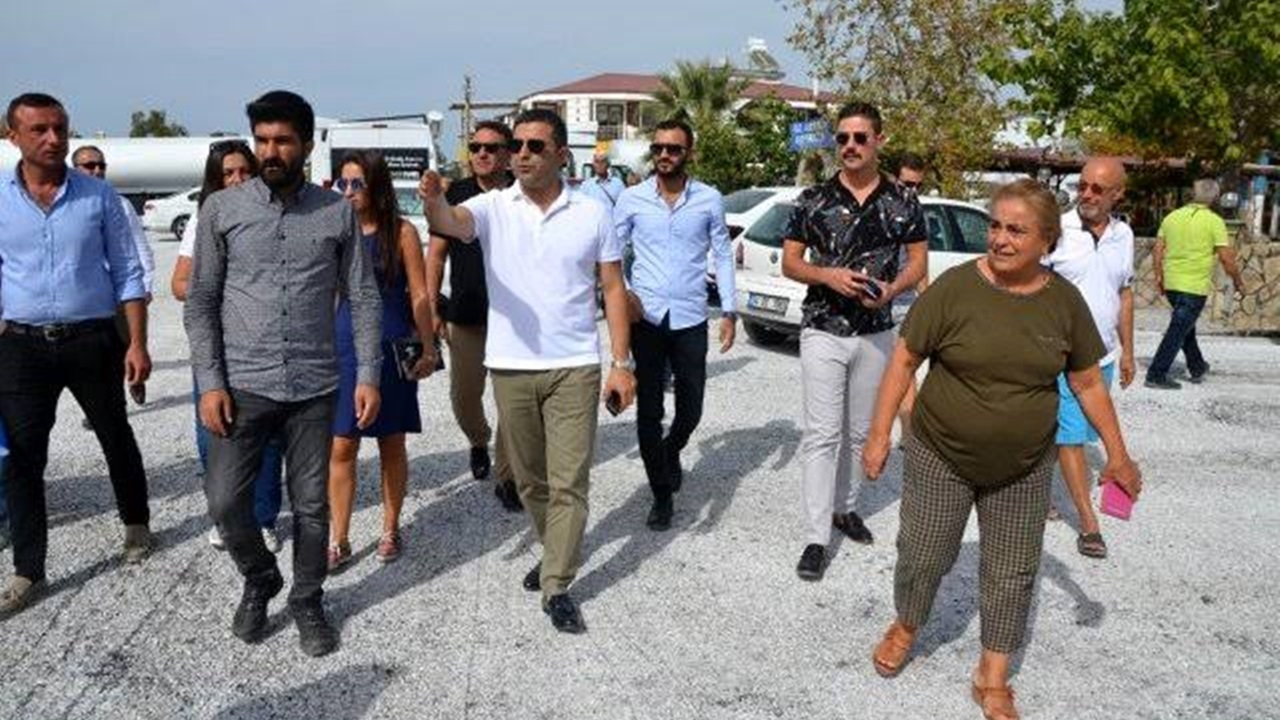 Aydın Kuşadası Başkanı Ömer Günel, mobil ofis ile vatandaşın ayağına gidiyor
