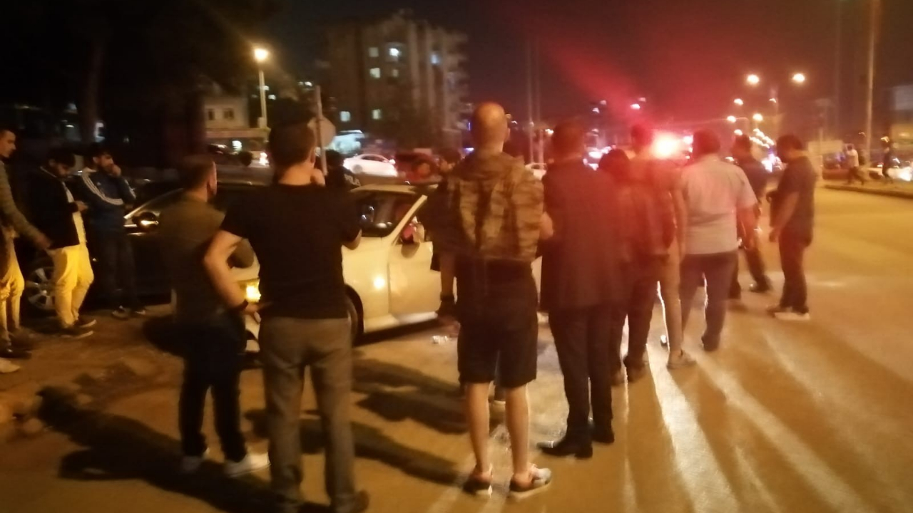 Kamyonet çarptı, başka aracın altında kaldı!