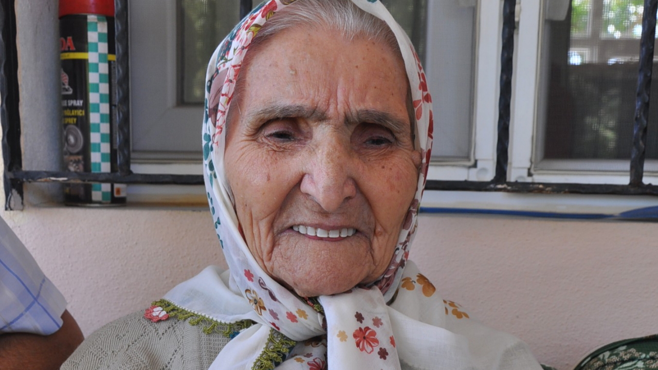 Okulda ezberlediği şiiri bir asırdır unutmuyor!