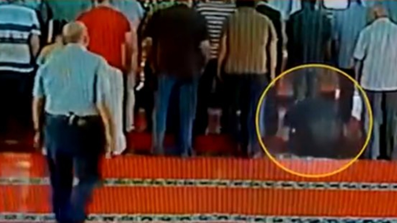 Namazda kriz geçiren adam için kıllarını kıpırdatmadılar!