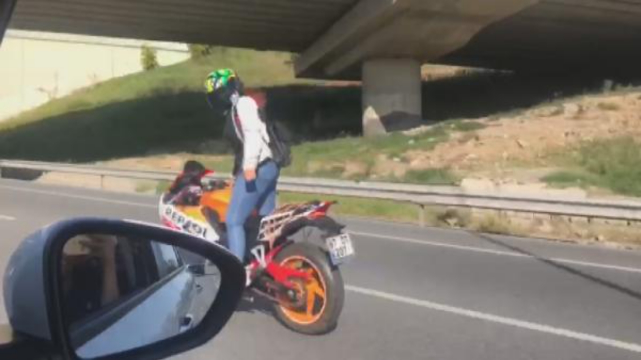 Trafiğin ortasında motosiklet üzerinde dans etti!