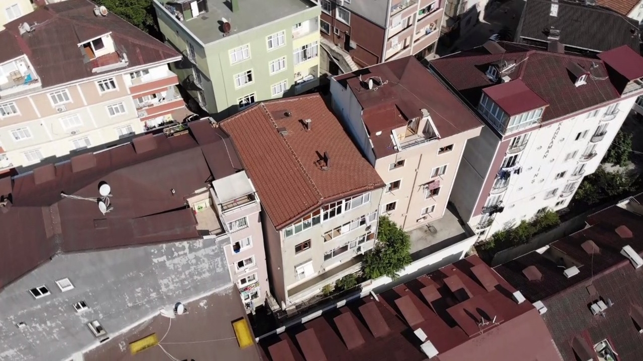 Çatlaklar oluşan binalar boşaltıldı...