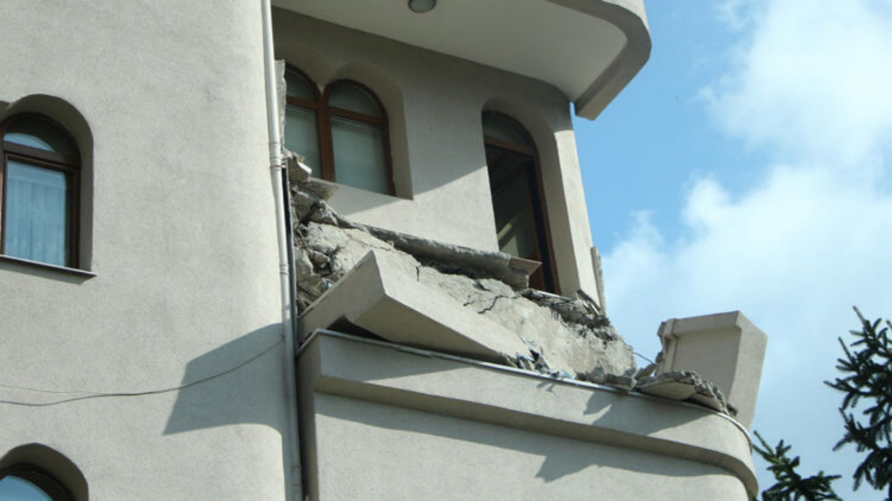 Şişli'de balkon çöktü, 5 katlı bina boşaltıldı!