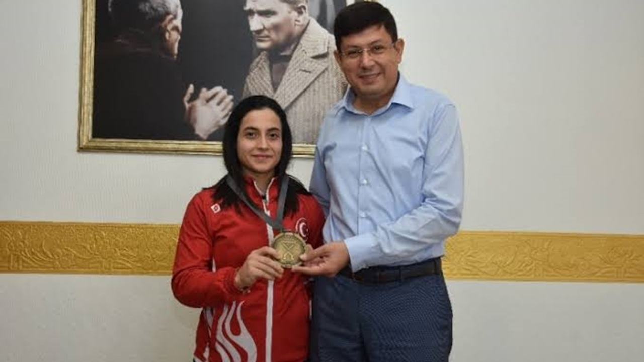 Aydın'da Milli Halterci Sümeyye Kentli’den Başkan Kürşat Engin Özcan’a ziyaret