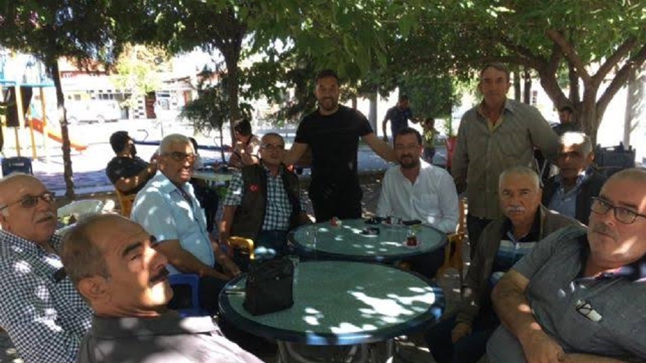 Manisa'da meclis üyesi Ayberk Aloğlu vatandaşlarla bir araya geldi