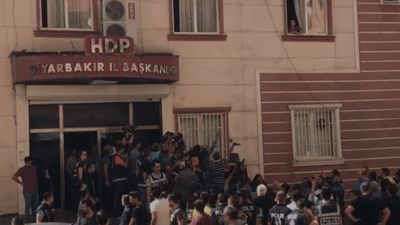 HDP'lilerden evlat nöbetine çirkin taciz!