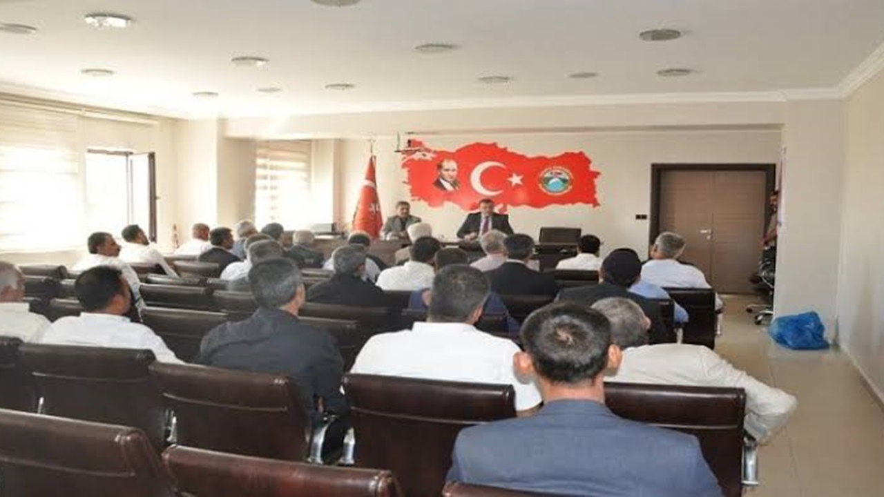 Diyarbakır'da Kaymakam Mehmet Uslu, muhtarlarla buluştu