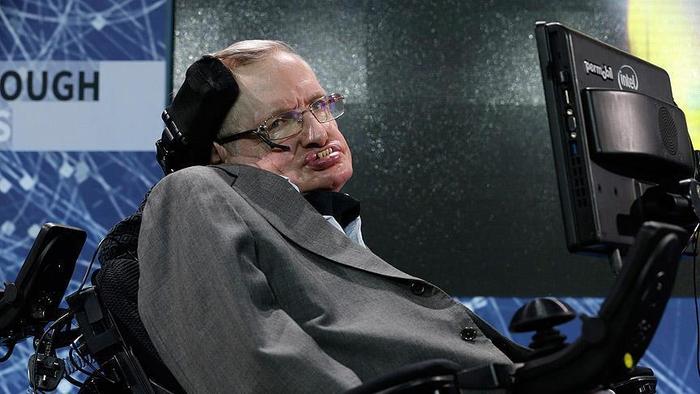 Dünyaca ünlü fizikçi Stephen Hawking hastaneye kaldırıldı