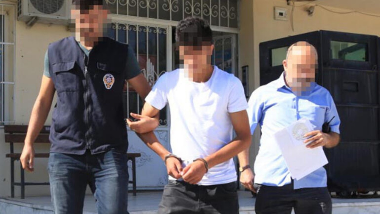 Dört yaşındaki kızı zorla öpüp, elle taciz etti!