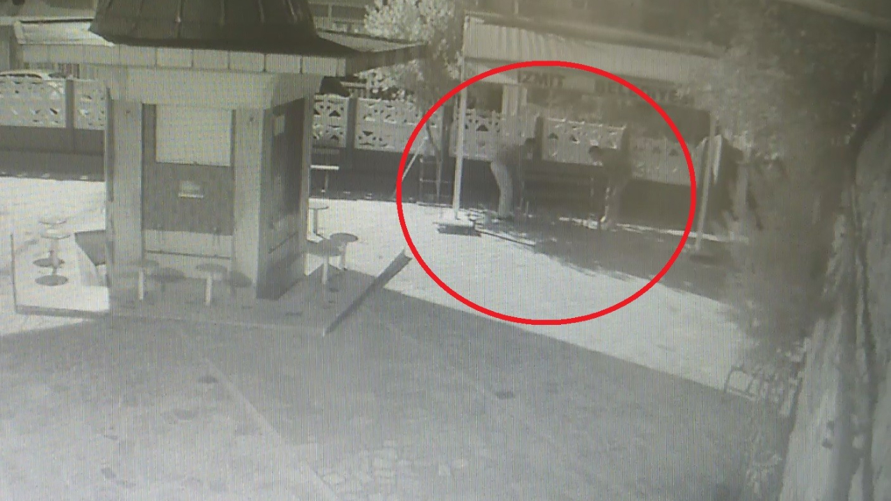 Hırsızlık için camiye gittiler, bankı çaldılar!