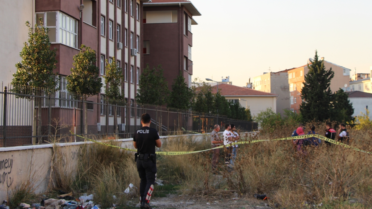 Okulda oynayan çocuklar ceset buldu...