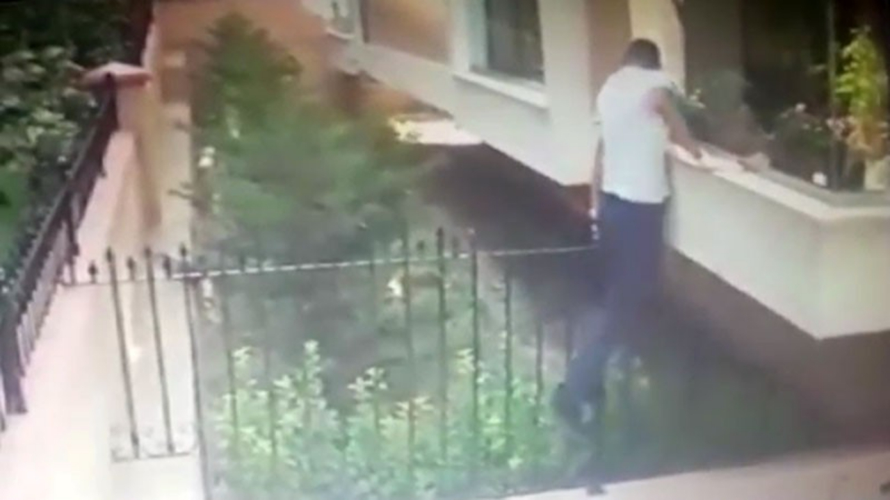 Beyaz eldivenli hırsızlar güvenlik kamerasına takıldı!