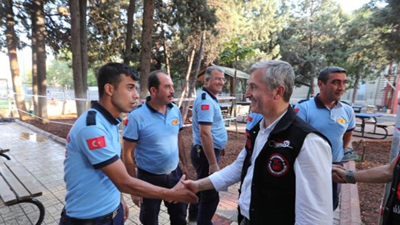 Gaziantep'te Belediye Başkanı Mehmet Tahmazoğlu itfaiyecileri ziyaret etti