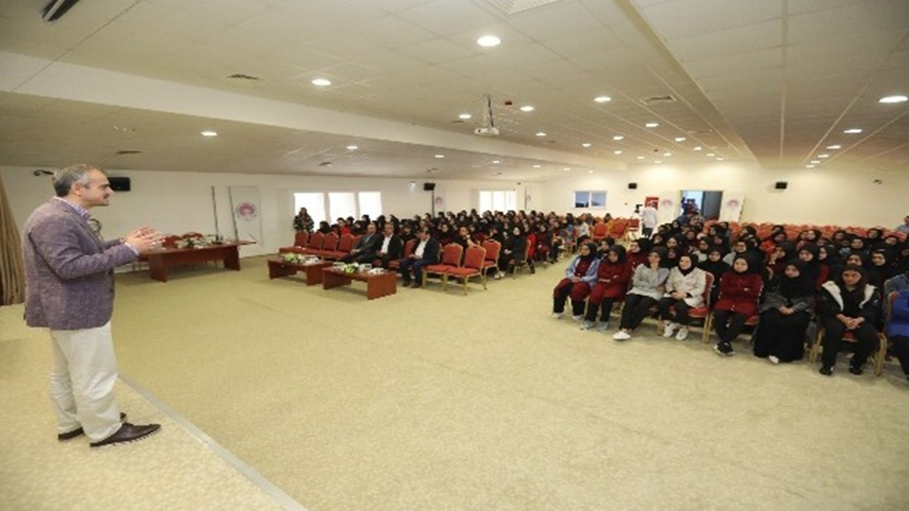 Kocaeli'de Başkan Bünyamin Çiftçi öğrencilerle söyleşi yaptı