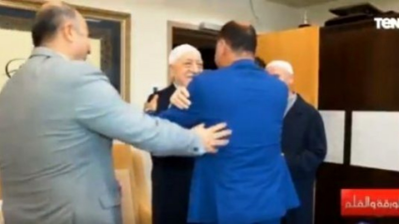Sisi'nin muhabiri Gülen'i böyle kucakladı!