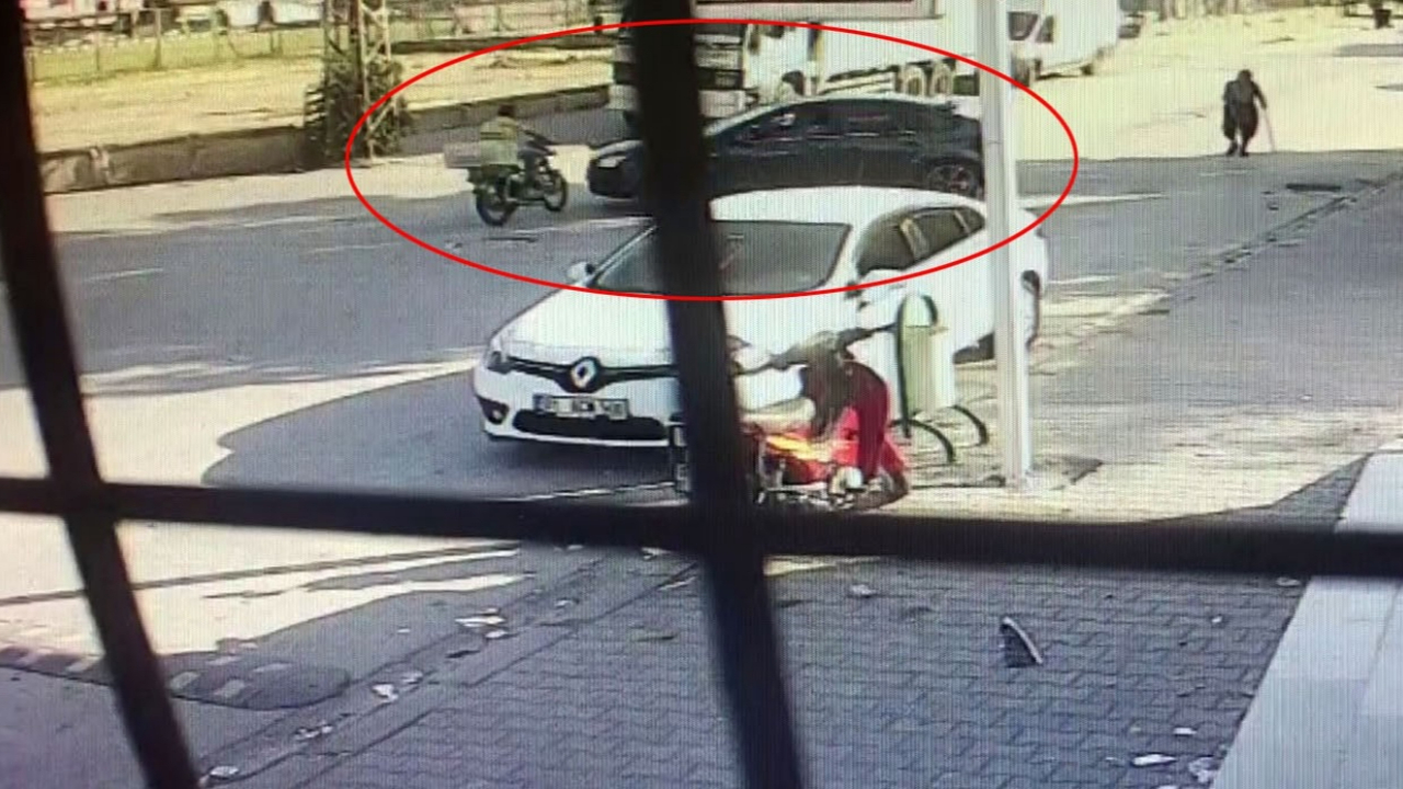 Motosiklet sürücüsü otomobile çarptı!