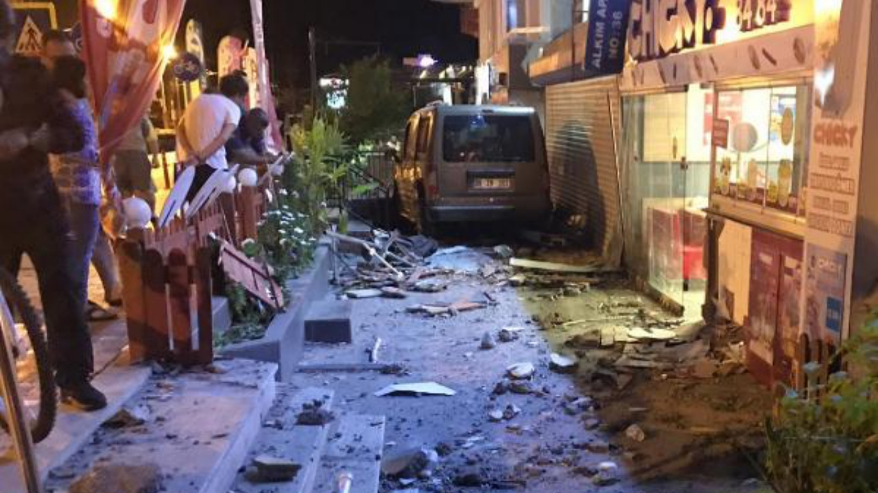 Aracıyla restorana girdi, dayak yedi!