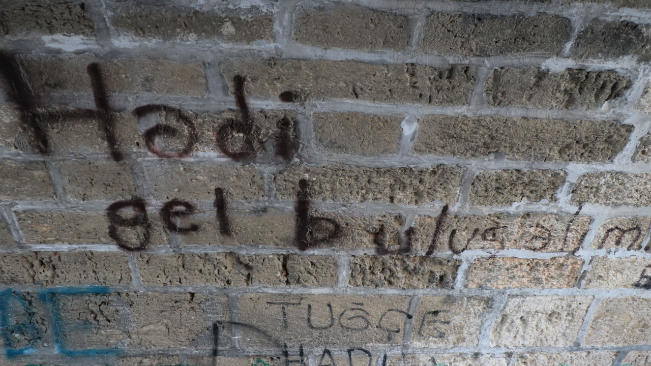 Dünyanın en eski köprüsüne sprey boya ile yazı yazdılar!